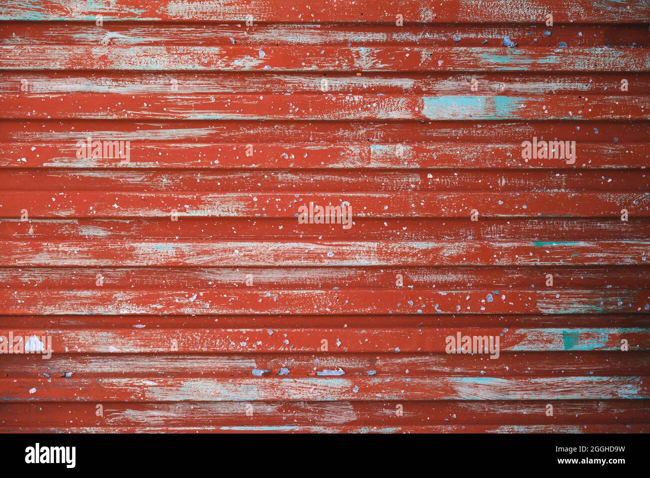 Alte verwitterte rote Metallblende mit abblätternder Farbe, grungenem Hintergrund oder Textur Stockfoto