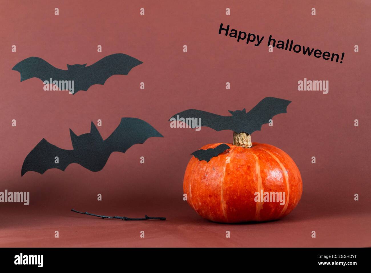 Halloween gruseliges Symbol der Vampir Fledermaus Silhouette vor braunem Hintergrund Stockfoto