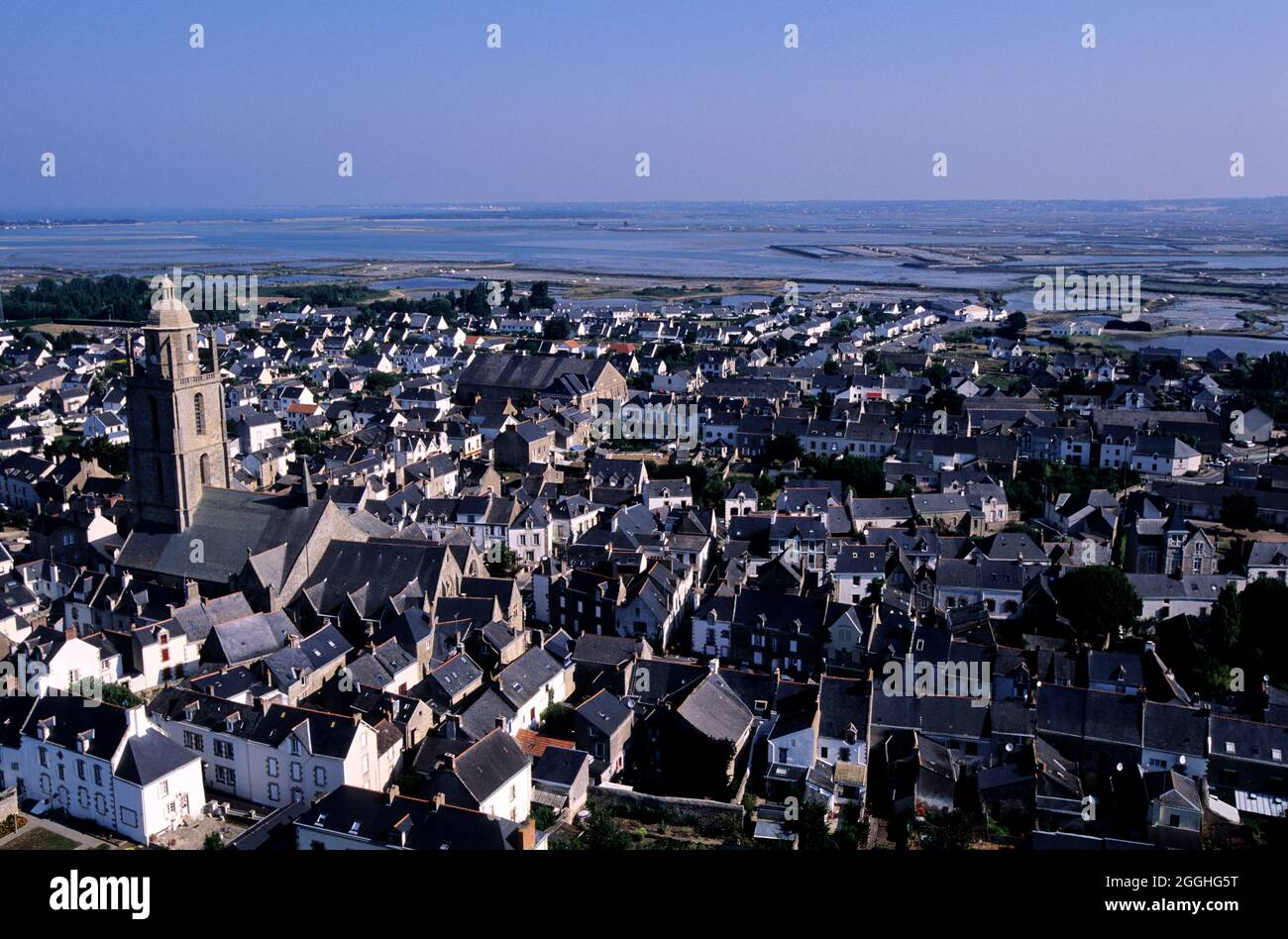 FRANKREICH. LOIRE-ATLANTIQUE (44) HALBINSEL GUERANDE. AEERIAL BLICK AUF SAINT-GUENOLE GLOCKENTURM VON BATZ-SUR-MER DORF Stockfoto