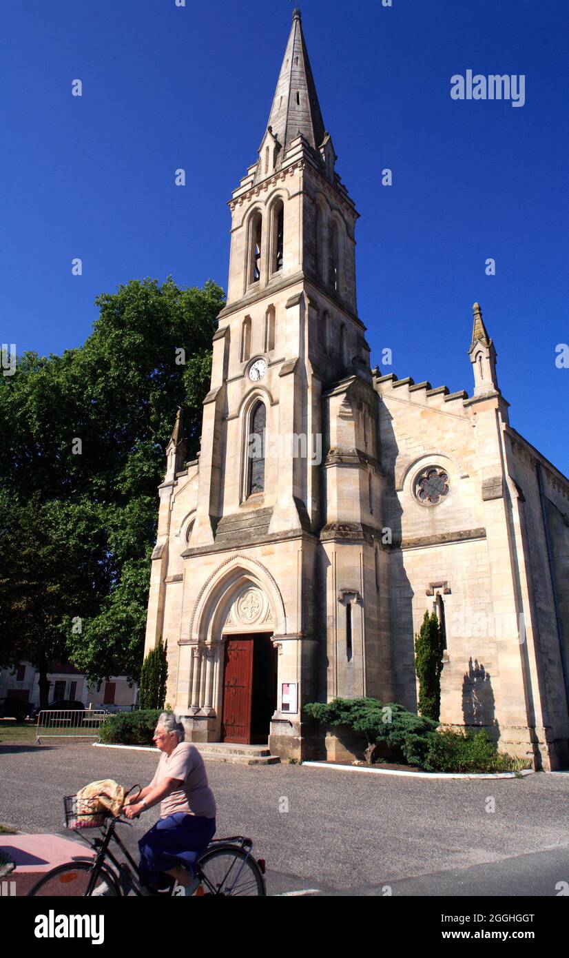 FRANKREICH. GIRONDE (33) LE PORGE DORF IN DER NÄHE DER BUCHT VON ARCACHON (BASSIN D'ARCACHON). KIRCHE Stockfoto