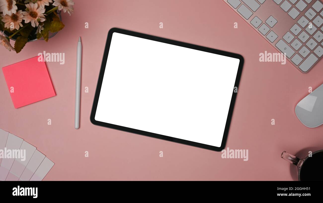 Draufsicht Nachbildung von Digitaltablett, Eingabestift und Haftnotiz auf rosa Hintergrund. Stockfoto