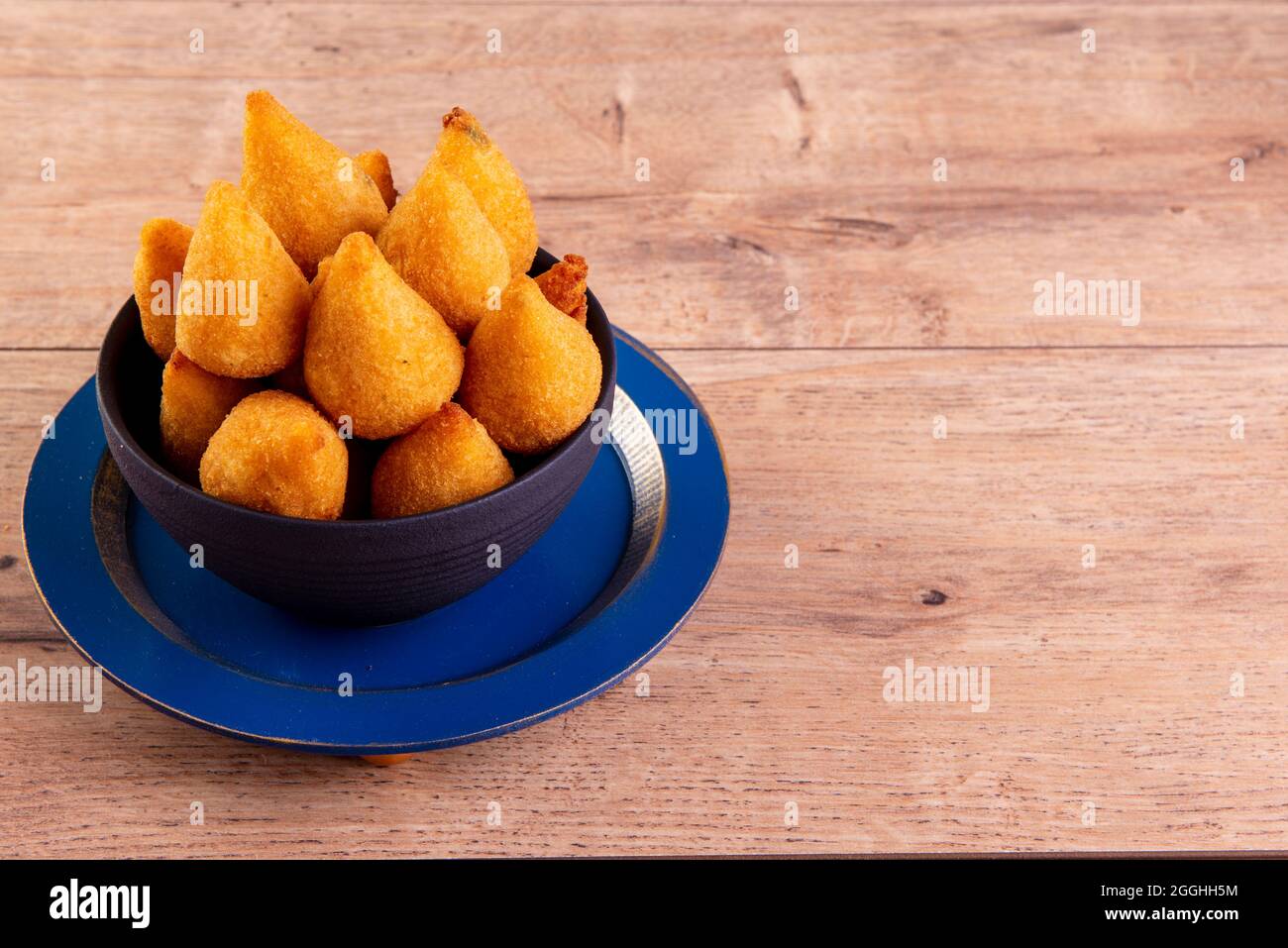 Traditioneller brasilianischer frittierter Snack mit Huhn, bekannt als „Coxinha“. Stockfoto