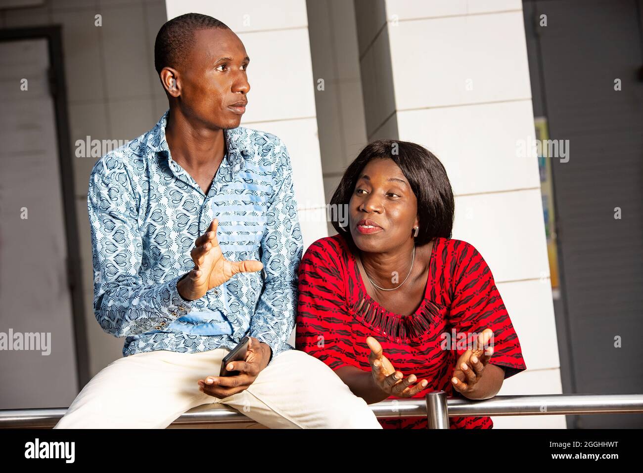 Zwei Geschäftsleute in traditioneller Kleidung, die im Freien Meetings abhalten. Stockfoto