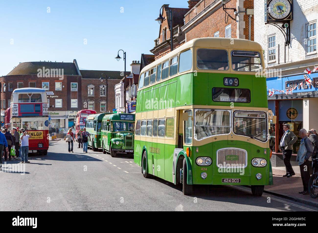 EAST GRINSTEAD, WEST SUSSEX, Großbritannien - 26. APRIL : East Grinstead Vintage Bus Rally in East Grinstead West Sussex am 26. April 2009. Nicht identifizierte Personen. Stockfoto