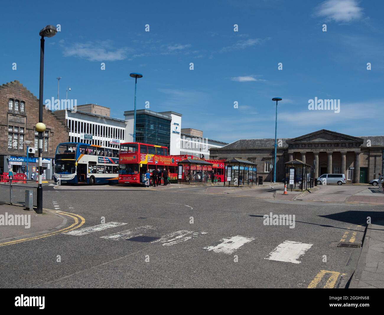 The Public Library, Rose Street, mehrstöckiger Parkplatz und Teil der Bushaltestelle, Inverness, Schottland Stockfoto