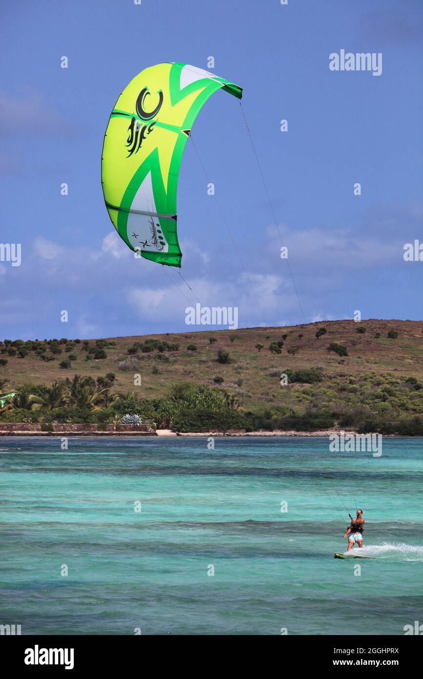 FRANZÖSISCH-WESTINDIEN. SAINT BARTHELEMY ISLAND. KITESURFEN Stockfoto