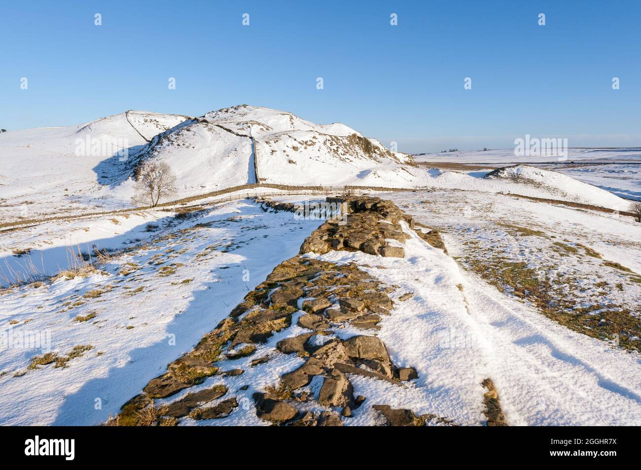 Winterschnee auf der Hadrianmauer im Northumberland National Park Stockfoto