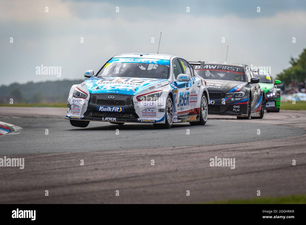 Aiden Moffat's Infinity Q50 beim BTCC-Event am 2021. August in die Thruxton-Sebrave-Ecke Stockfoto