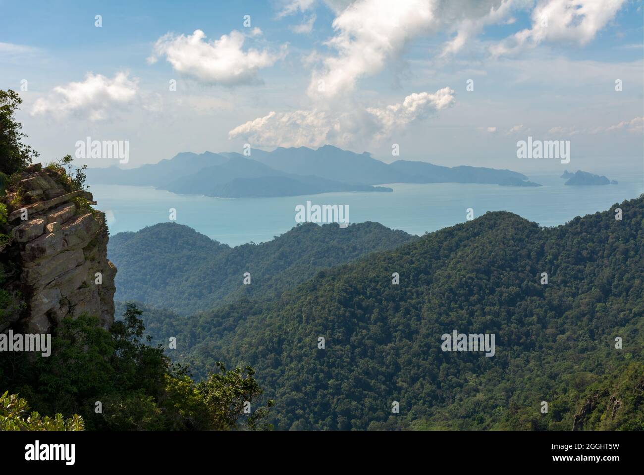 Blick auf die üppig grünen Baumkronen der tropischen Regenwälder und einige Inseln in der Ferne Stockfoto