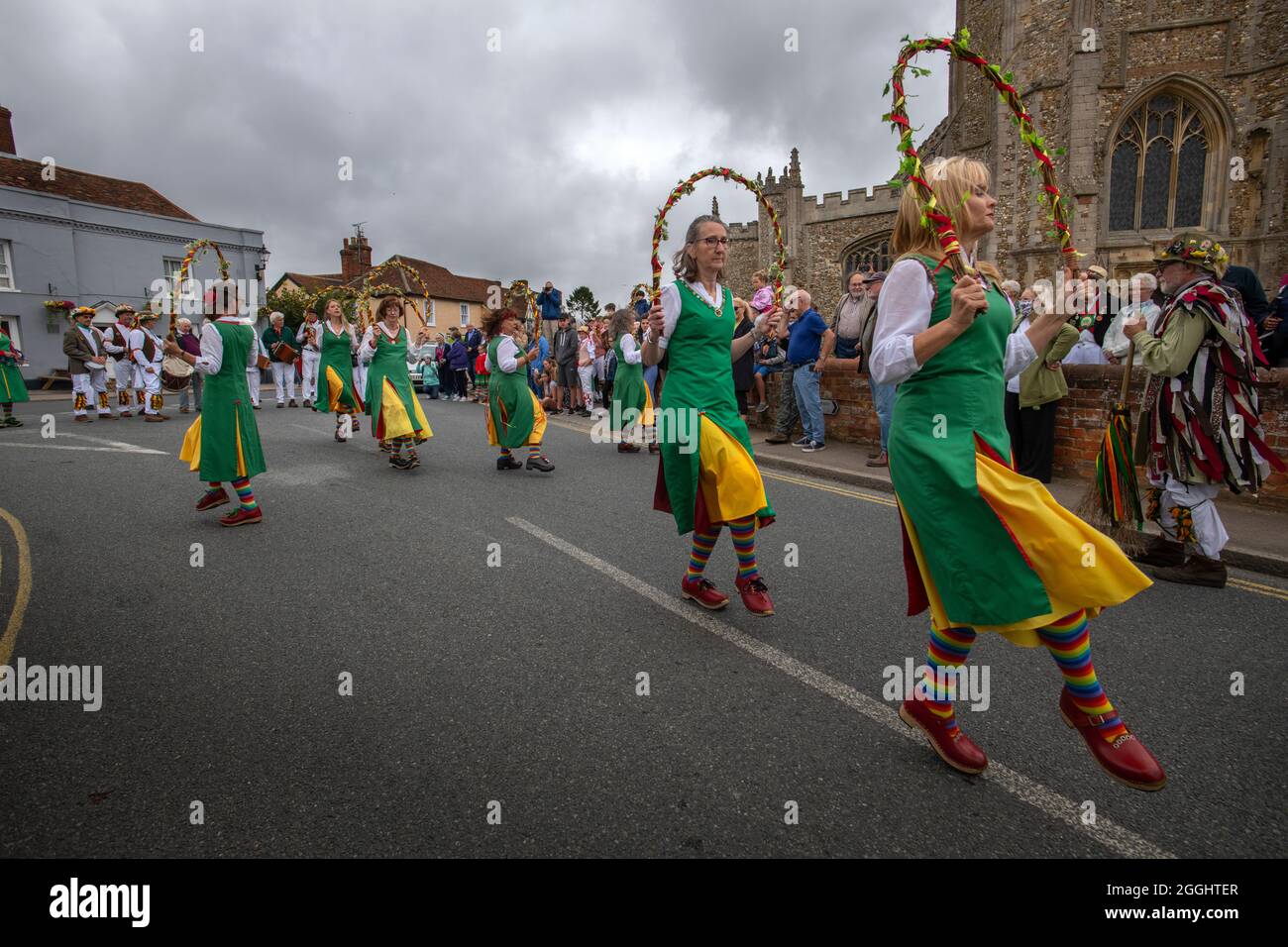 Thaxted Essex Morris Dancing August Feiertag Montag Photo Brian Harris 30 Aug 2021 Tanzen im Stierkampfarena und im Thaxted Kirchhof. Hier gesehen: CH Stockfoto