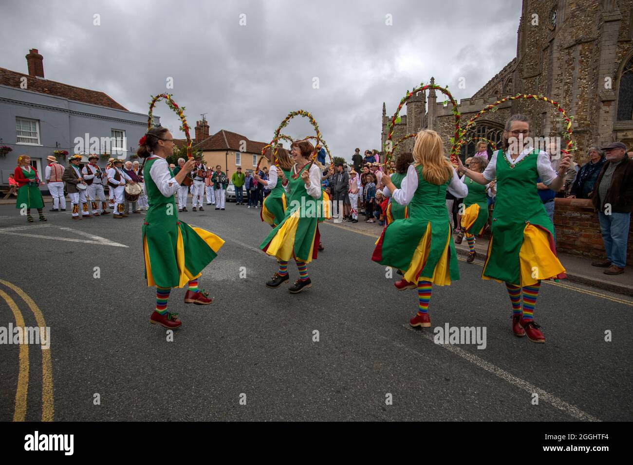 Thaxted Essex Morris Dancing August Feiertag Montag Photo Brian Harris 30 Aug 2021 Tanzen im Stierkampfarena und im Thaxted Kirchhof. Hier gesehen: CH Stockfoto