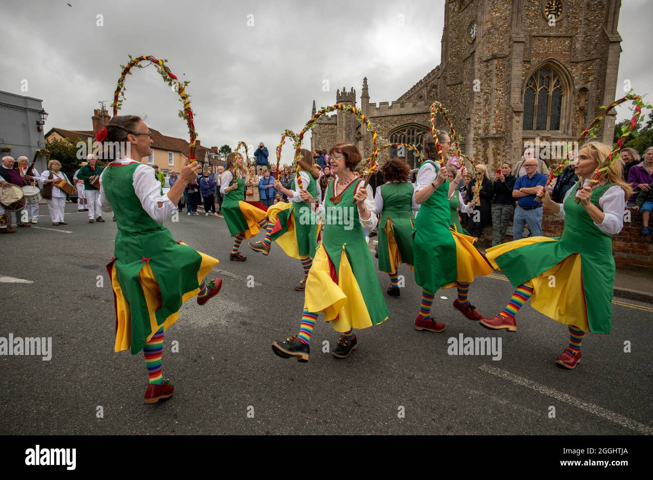 Thaxted Essex Morris Dancing August Feiertag Montag Photo Brian Harris 30 Aug 2021 Tanzen im Stierkampfarena und im Thaxted Kirchhof. Hier gesehen: CH Stockfoto