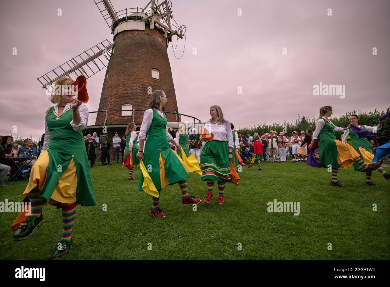 Thaxted Essex Morris Dancing August Feiertag Montag photo Brian Harris 30 Aug 2021 Tanzen auf dem Gelände der Windmühle von John Webb aus dem Stockfoto