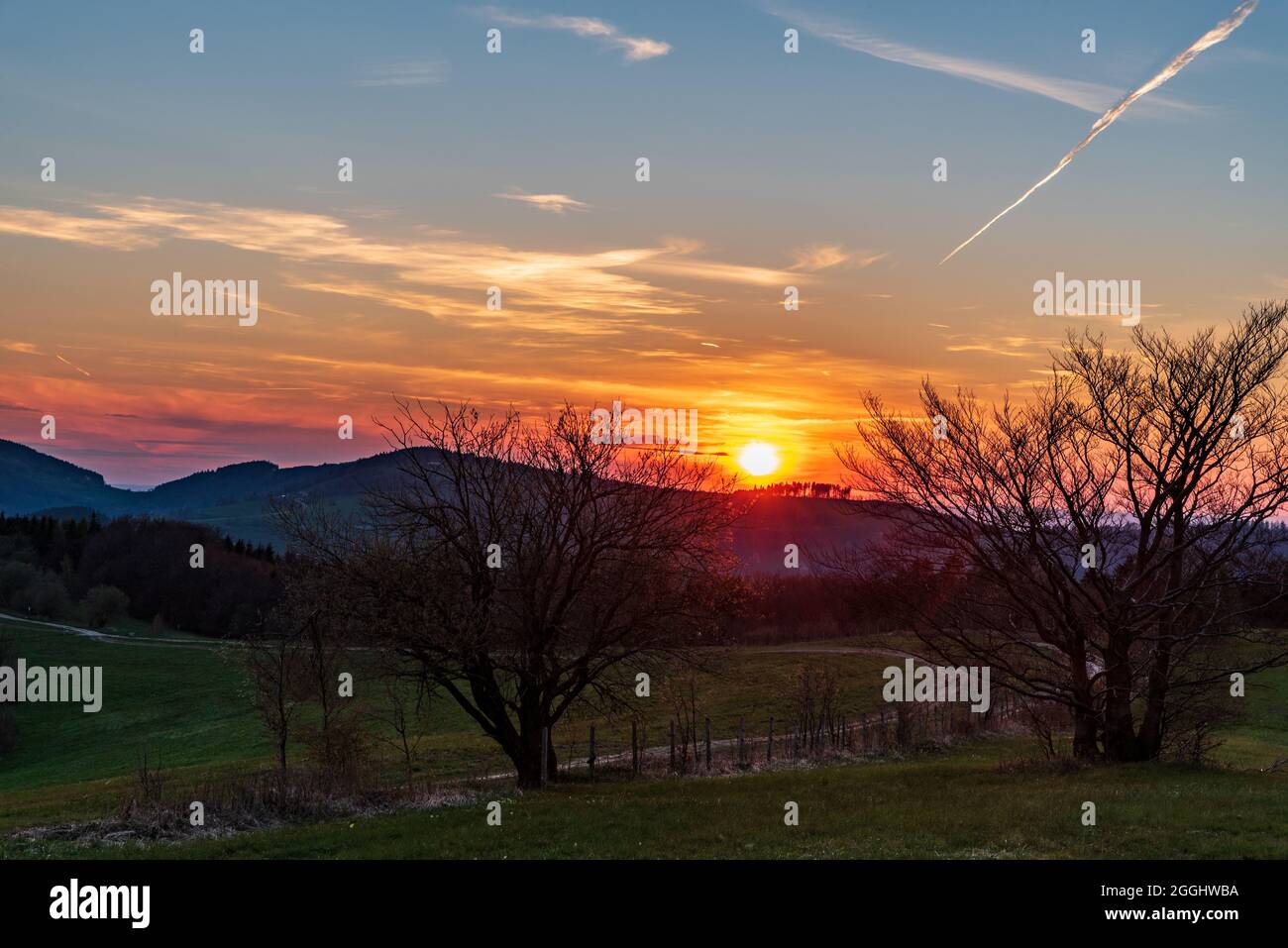 Sonnenuntergang drom Machnac Hügel in Biele Karpaty Berge in der Slowakei mit Hügeln, bunten Himmel, Bäumen und Wiesen Stockfoto