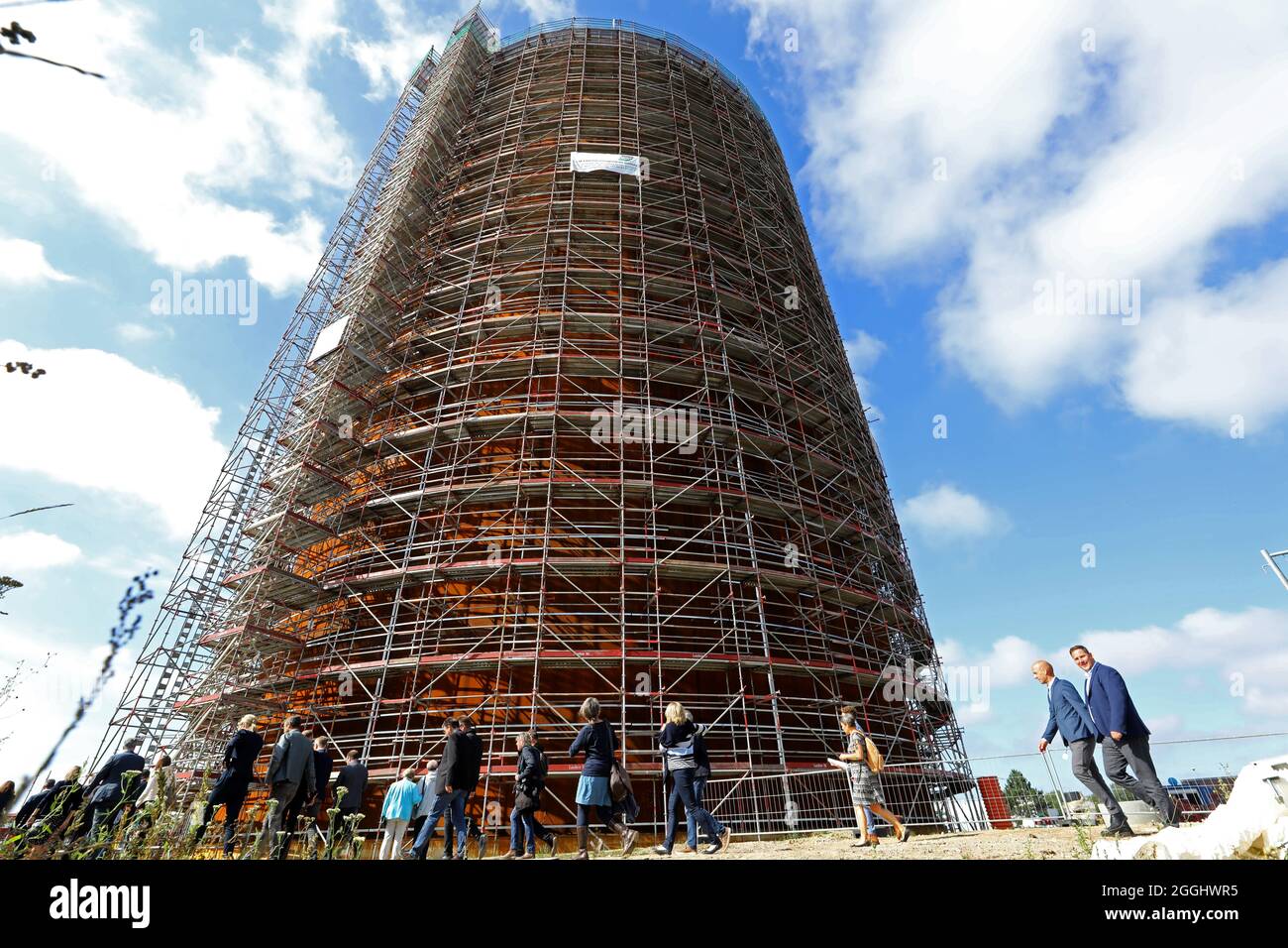 01. September 2021, Mecklenburg-Vorpommern, Rostock: Das Richtfest für den neuen Wärmespeicher der Stadtwerke Rostock wird gefeiert, die Gäste der Veranstaltung sind auf dem Weg in den Speicher. Der Grundstein für das 55 Meter hohe Bauwerk am Warnow River wurde vor eineinhalb Jahren gelegt, die Inbetriebnahme ist für das Frühjahr 2022 geplant. Der drucklose Stahltank speichert 45 Millionen Liter Wasser bei einer Temperatur von 98 Grad Celsius und führt es bei Bedarf in das Heiznetz ein. Das Lager soll unter anderem Lagereinrichtungen unterstützen Stockfoto