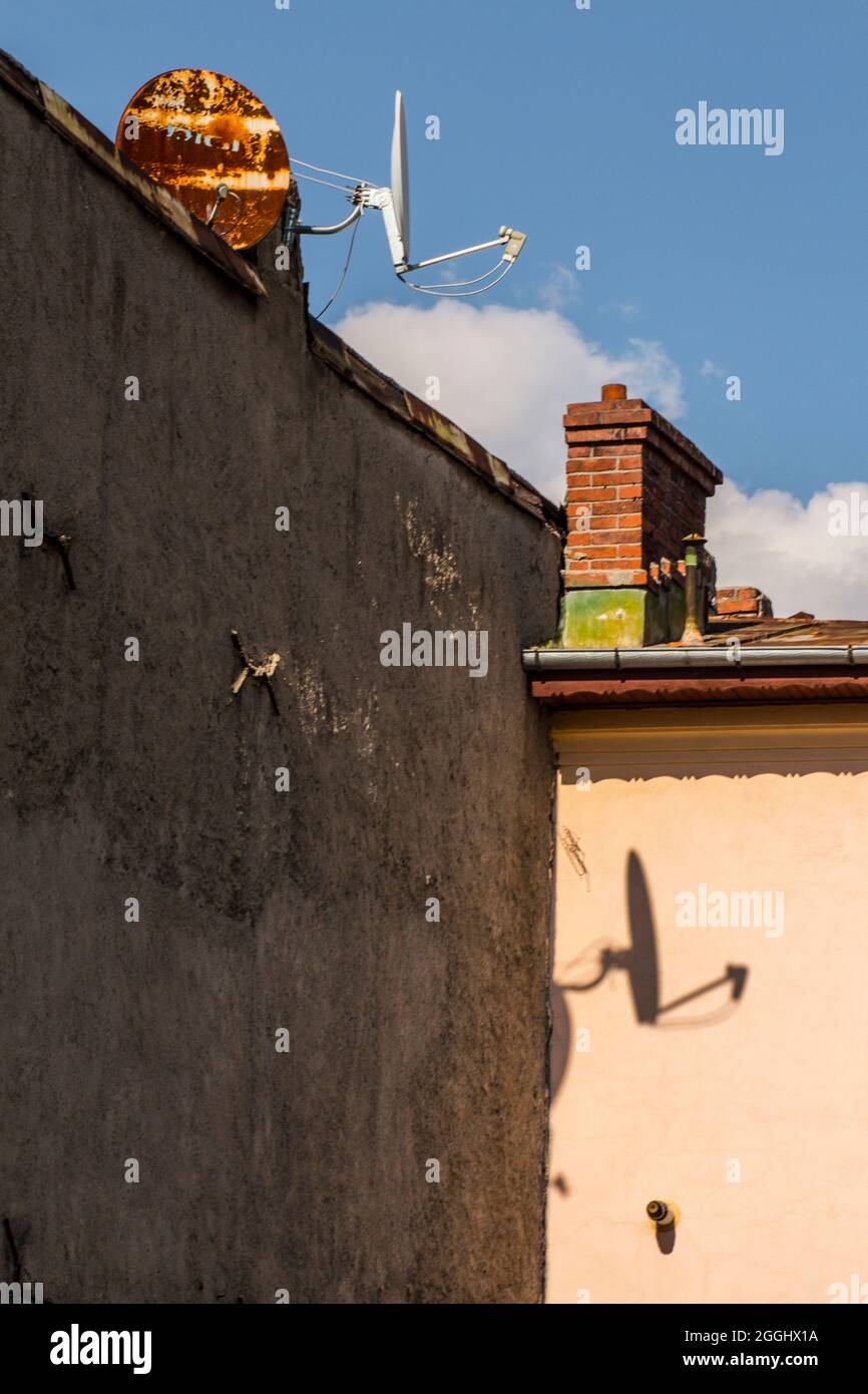 Mehrfamilienhaus mit Kaminen und Telekommunikationsantennen in Bukarest, Rumänien. Stockfoto