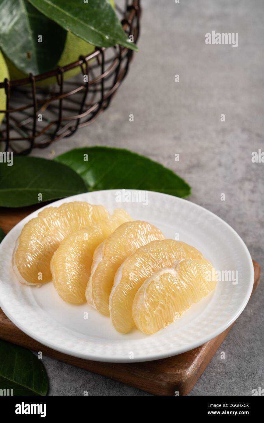 Frischer Pomelo auf grauem Zement-Hintergrund für Mid-Autumn Festival Fruit. Stockfoto