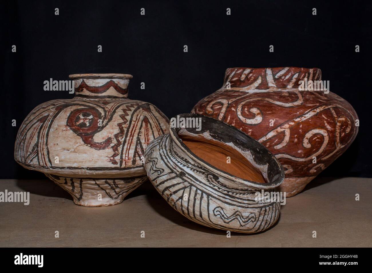 Reproduktion von Cucuteni Culture Keramiktöpfen mit traditioneller Dekorfarbe. Stockfoto