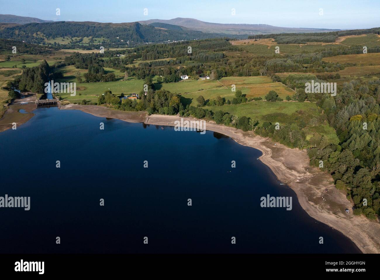 Loch Venachar, Schottland, 26. August 2021. Bild: Luftaufnahme von oben aufgenommen mit einer Drohne, die Loch Venachar mit seinem niedrigsten Wasserstand seit Jahren zeigt, aufgrund der Dürreverhältnisse während des langen heißen und trockenen Sommers in Schottland. Dies hat dazu geführt, dass der loch schrumpfte und große Teile von Kiesstränden freigelegt hat, die Menschen, die den loch nutzen möchten, in einigen Fällen weitere 40 Meter bis zum Rand des Wassers zwingen. Quelle: Colin Fisher/Alamy Live News. Stockfoto