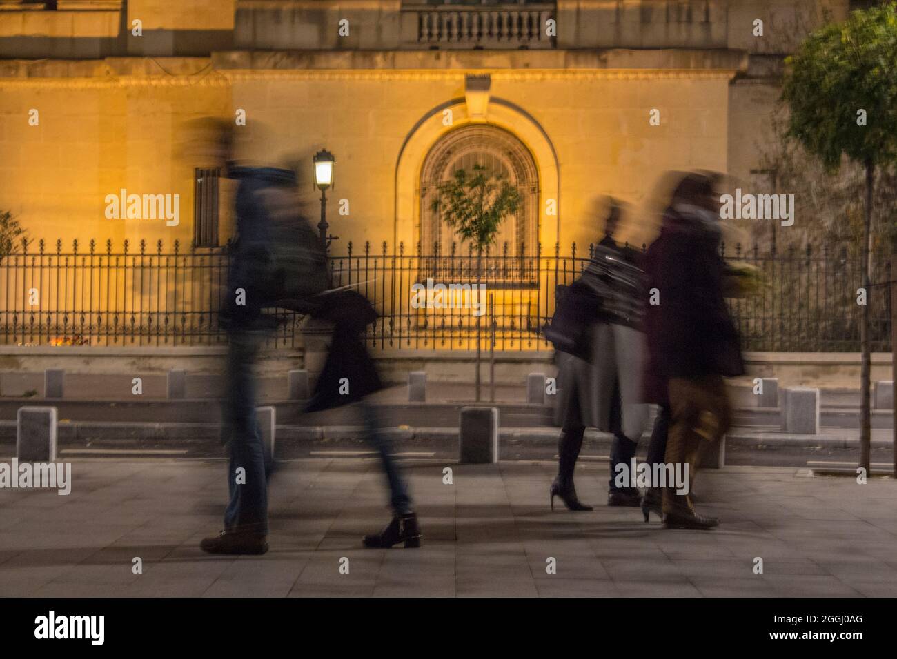 Menschen, die auf einem eleganten Boulevard im zentralen Stadtteil von Bukarest spazieren gehen. Stockfoto