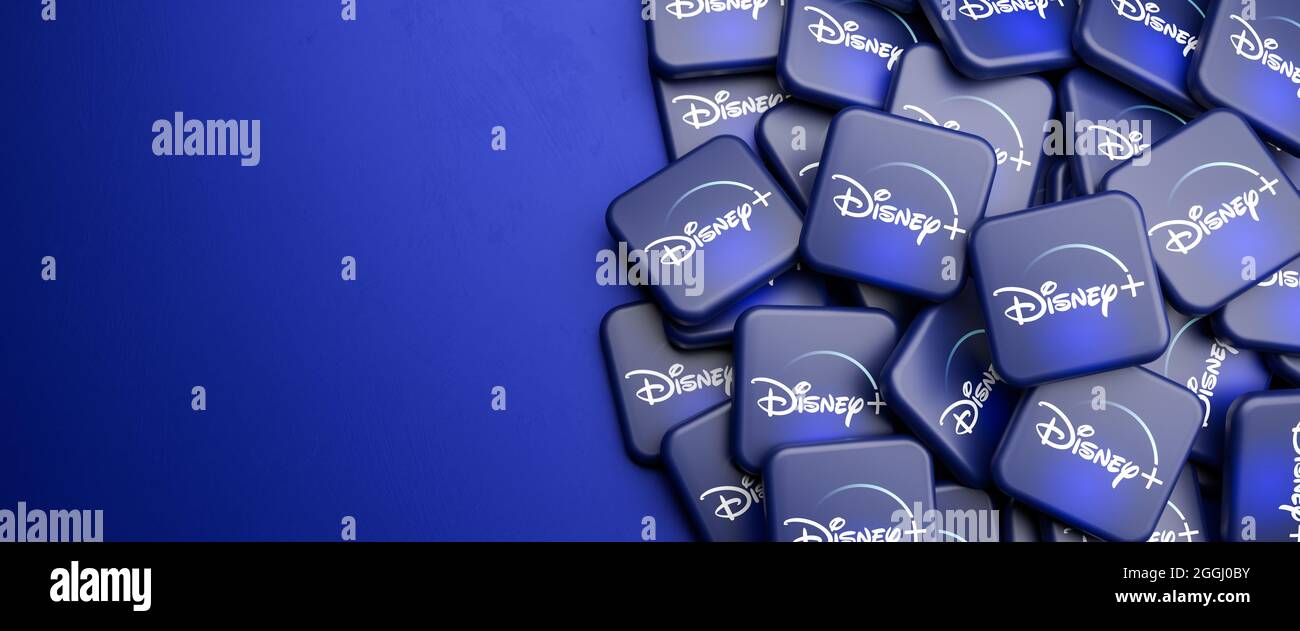 Die Logos der On-Demand-Video-Website und der App Disney Plus auf einem Haufen. Größe des Webbanners mit Platz für die Kopie. Stockfoto