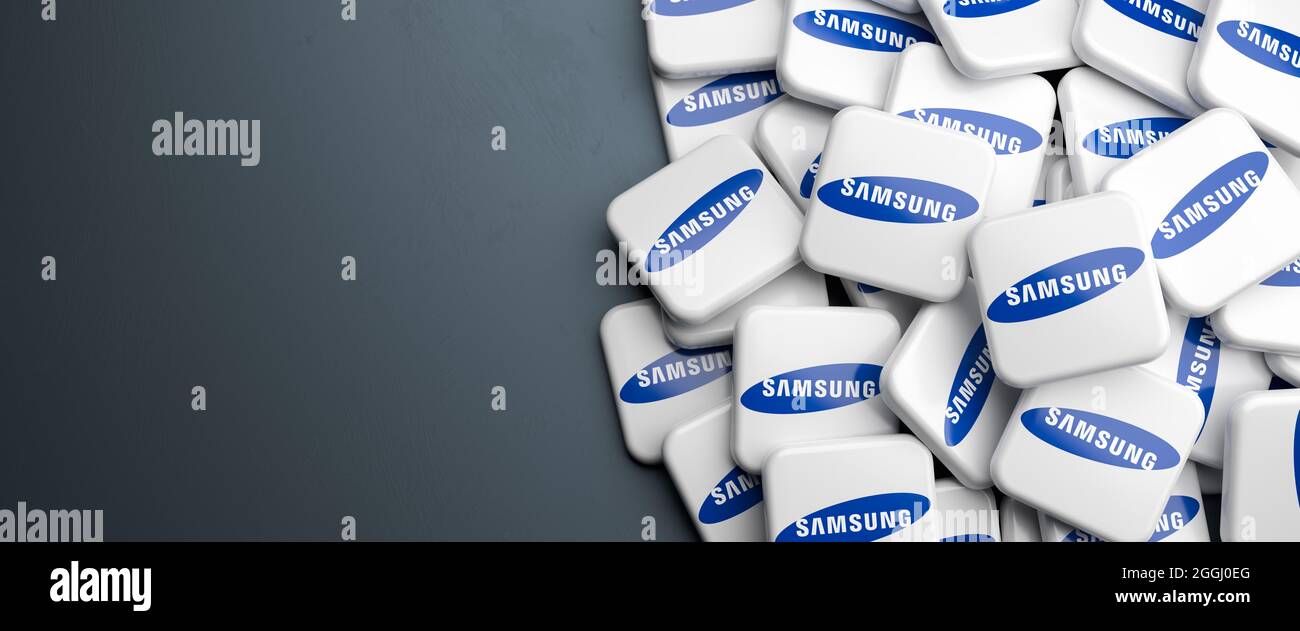 Logos des südkoreanischen Konglomerats Samsung Group auf einem Haufen auf einem Tisch. Speicherplatz kopieren. Webbanner-Format. Stockfoto