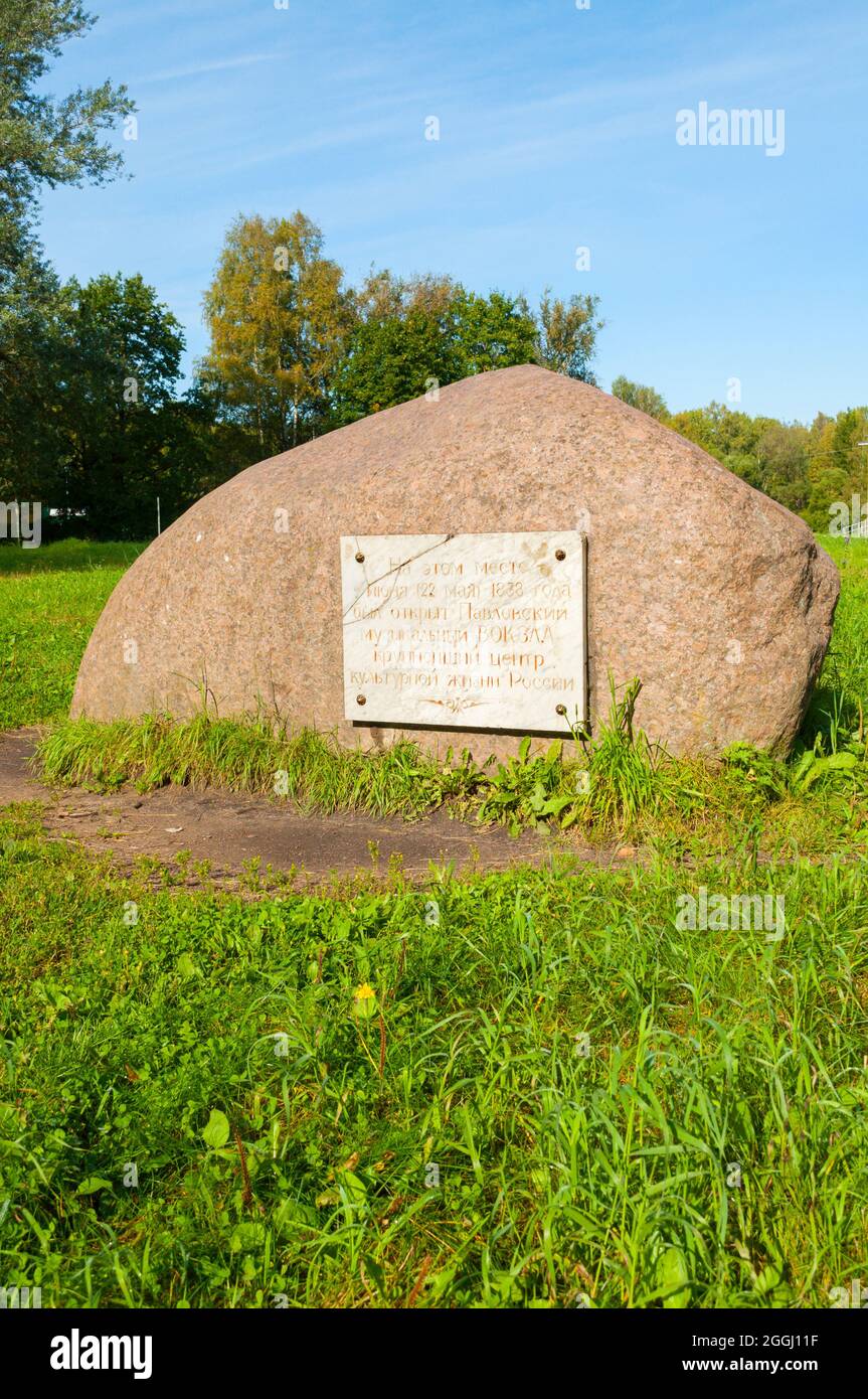 PAWLOWSK, ST. PETERSBURG, RUSSLAND - 21. SEPTEMBER 2017. Gedenkstein mit Inschrift über die Eröffnung der Musikstation Pavlovsk im Jahr 1838, der größte Cent Stockfoto