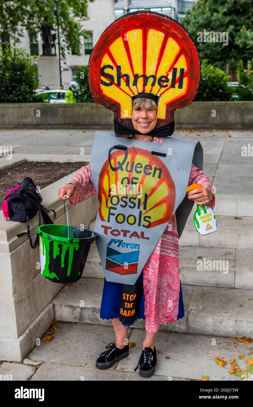 London, Großbritannien. September 2021. The Mad Hatter bringt die Chesthire Cat und die Queen of Fossil Fools (ne Hearts) und sind „Furiouser and Furiouser“ - Extinction Rebellion setzt seine zwei Wochen fort, mit einem Greenwash-Protest, der auf dem Parliament Square unter dem Namen „Impossible Rebellion“ beginnt. Kredit: Guy Bell/Alamy Live Nachrichten Stockfoto