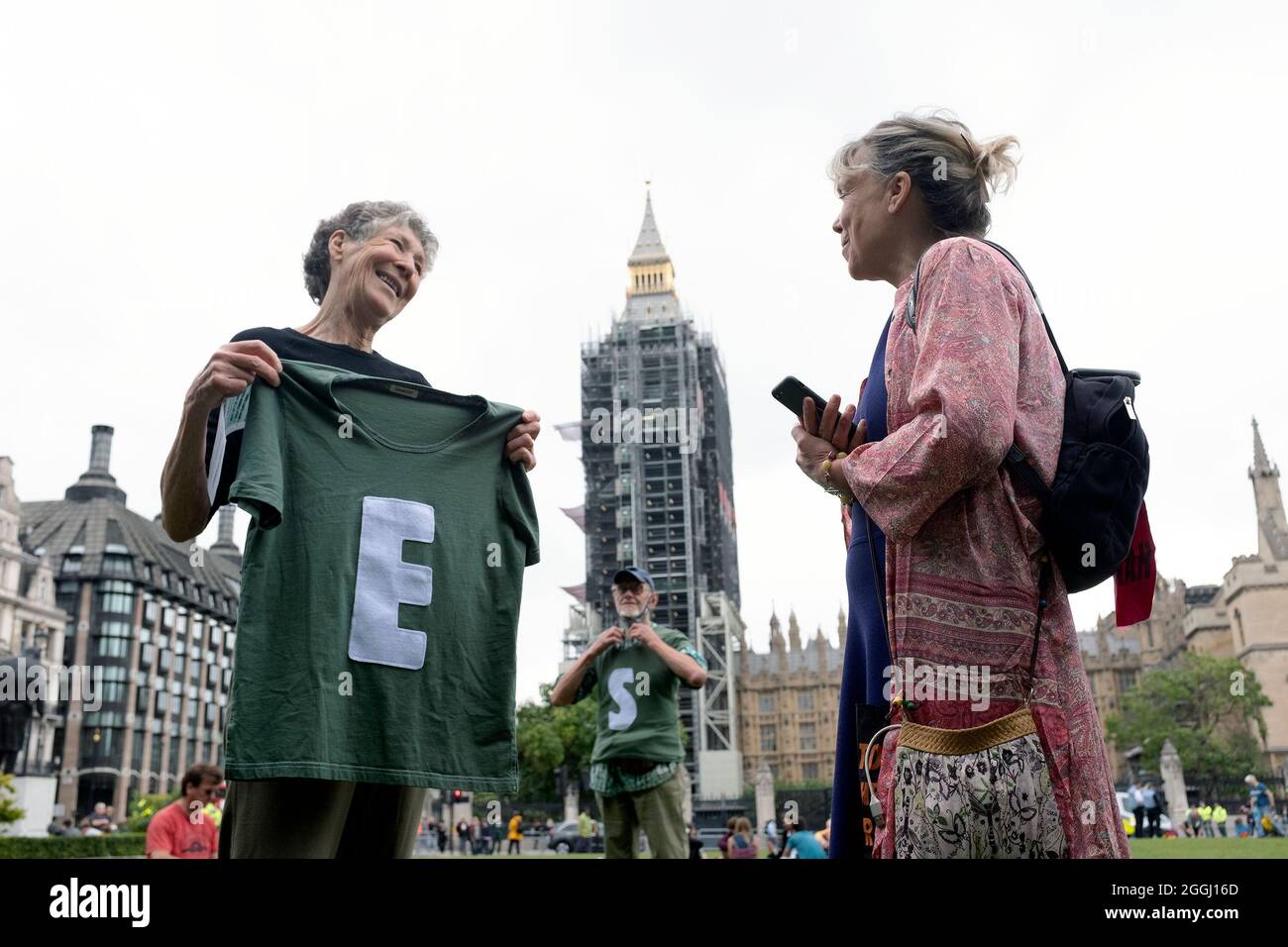 London, Großbritannien, 1. September 2021. Zwei Demonstranten unterhalten sich, während sie den Beginn der Greenwash Action-Proteste der Rebellion auf dem Parliament Square am zehnten Tag ihrer Impossible Rebellion-Proteste in London, Großbritannien, am 1. September 2021 erwarten. Stockfoto