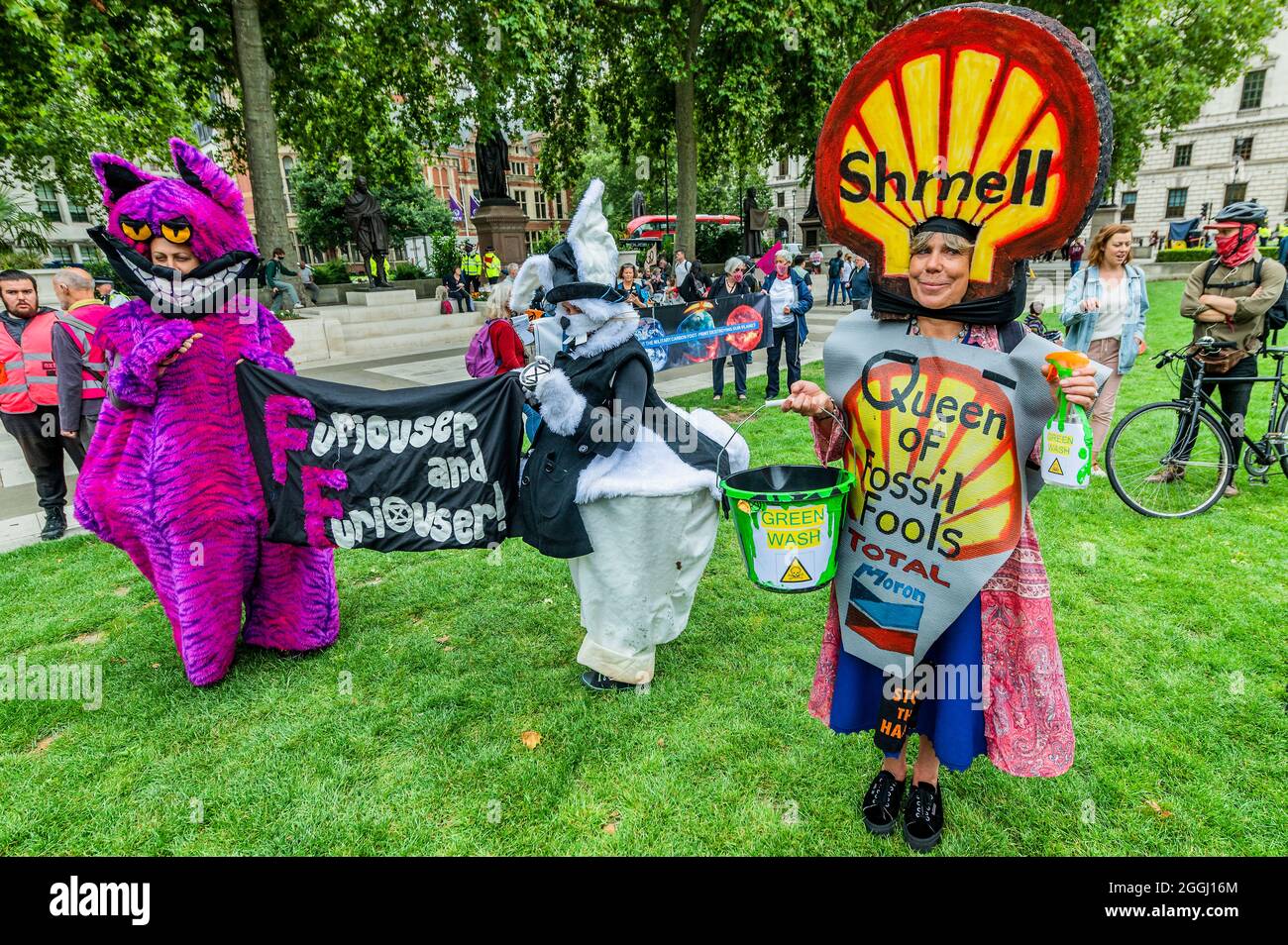 London, Großbritannien. September 2021. The Mad Hatter bringt die Chesthire Cat und die Queen of Fossil Fools (ne Hearts) und sind „Furiouser and Furiouser“ - Extinction Rebellion setzt seine zwei Wochen fort, mit einem Greenwash-Protest, der auf dem Parliament Square unter dem Namen „Impossible Rebellion“ beginnt. Kredit: Guy Bell/Alamy Live Nachrichten Stockfoto