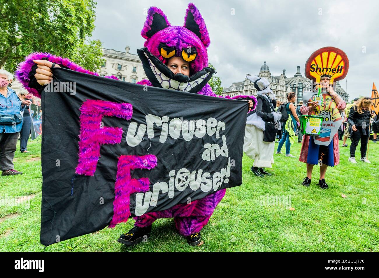 London, Großbritannien. September 2021. The Mad Hatter bringt die Chesthire Cat und die Queen of Fossil Fools (ne Hearts) und sind „Furiouser and Furiouser“ - Extinction Rebellion setzt seine zwei Wochen fort, mit einem Greenwash-Protest, der auf dem Parliament Square unter dem Namen „Impossible Rebellion“ beginnt. Kredit: Guy Bell/Alamy Live Nachrichten Stockfoto