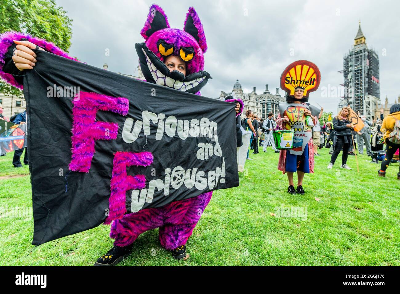 London, Großbritannien. September 2021. The Mad Hatter bringt die Chesthire Cat und die Queen of Fossil Fools (ne Hearts) und sind „Furiouser and Furiouser“ - Extinction Rebellion setzt seine zwei Wochen fort, mit einem Greenwash-Protest, der auf dem Parliament Square unter dem Namen „Impossible Rebellion“ beginnt. Kredit: Guy Bell/Alamy Live Nachrichten Stockfoto