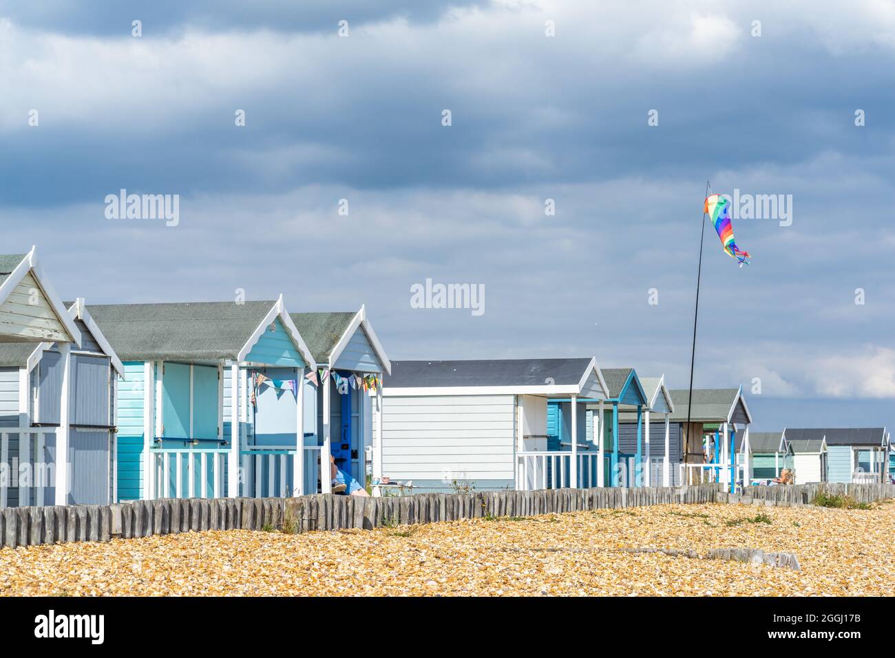 Bunte Strandhütten am Calshot Beach, Calshot, Hampshire, England, Großbritannien Stockfoto