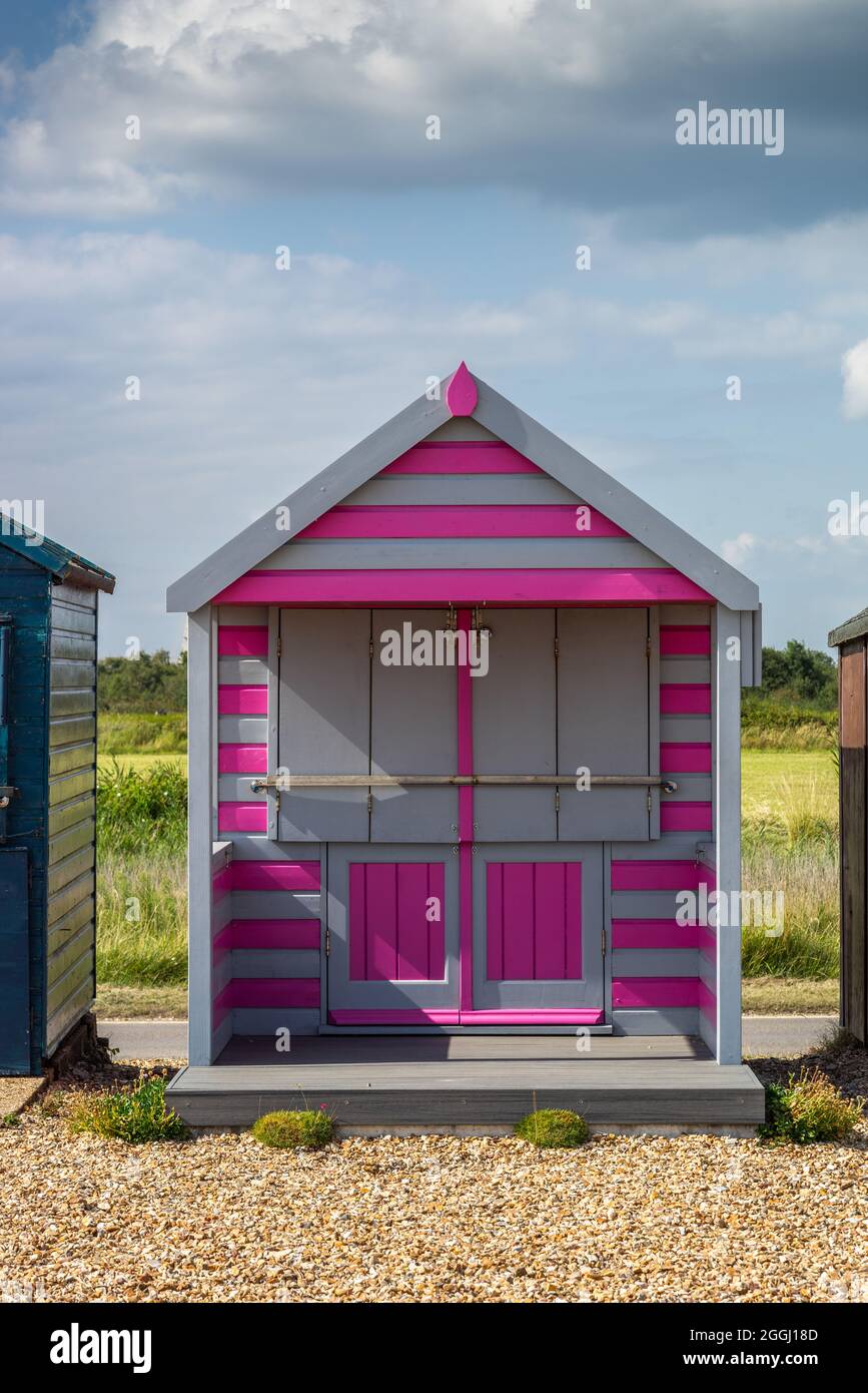 Farbenfrohe, rosa Strandhütte am Calshot Strand im Sommer in Southampton, England, Großbritannien Stockfoto