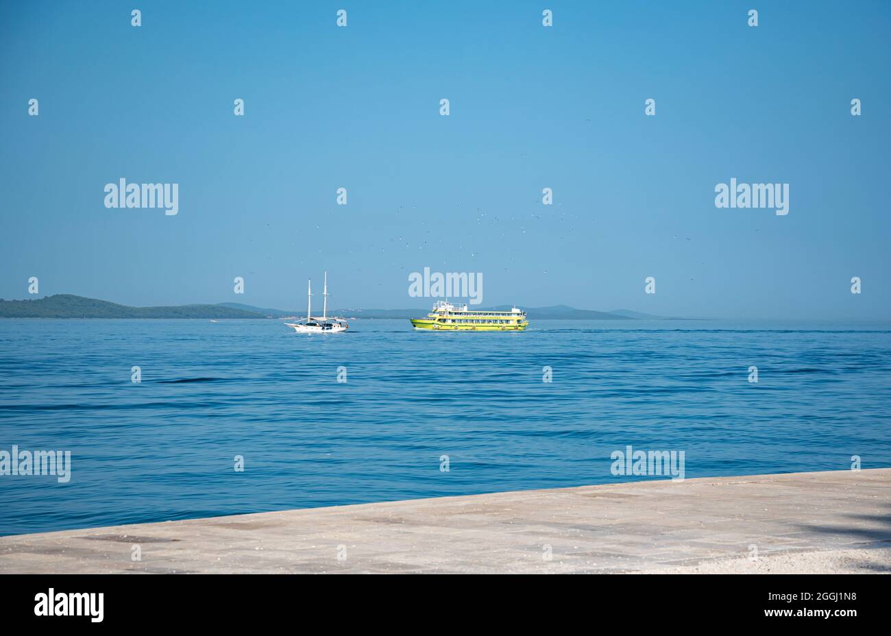 Schiffe auf dem Meer in der Nähe der Stadt Zadar, Kroatien. Stockfoto