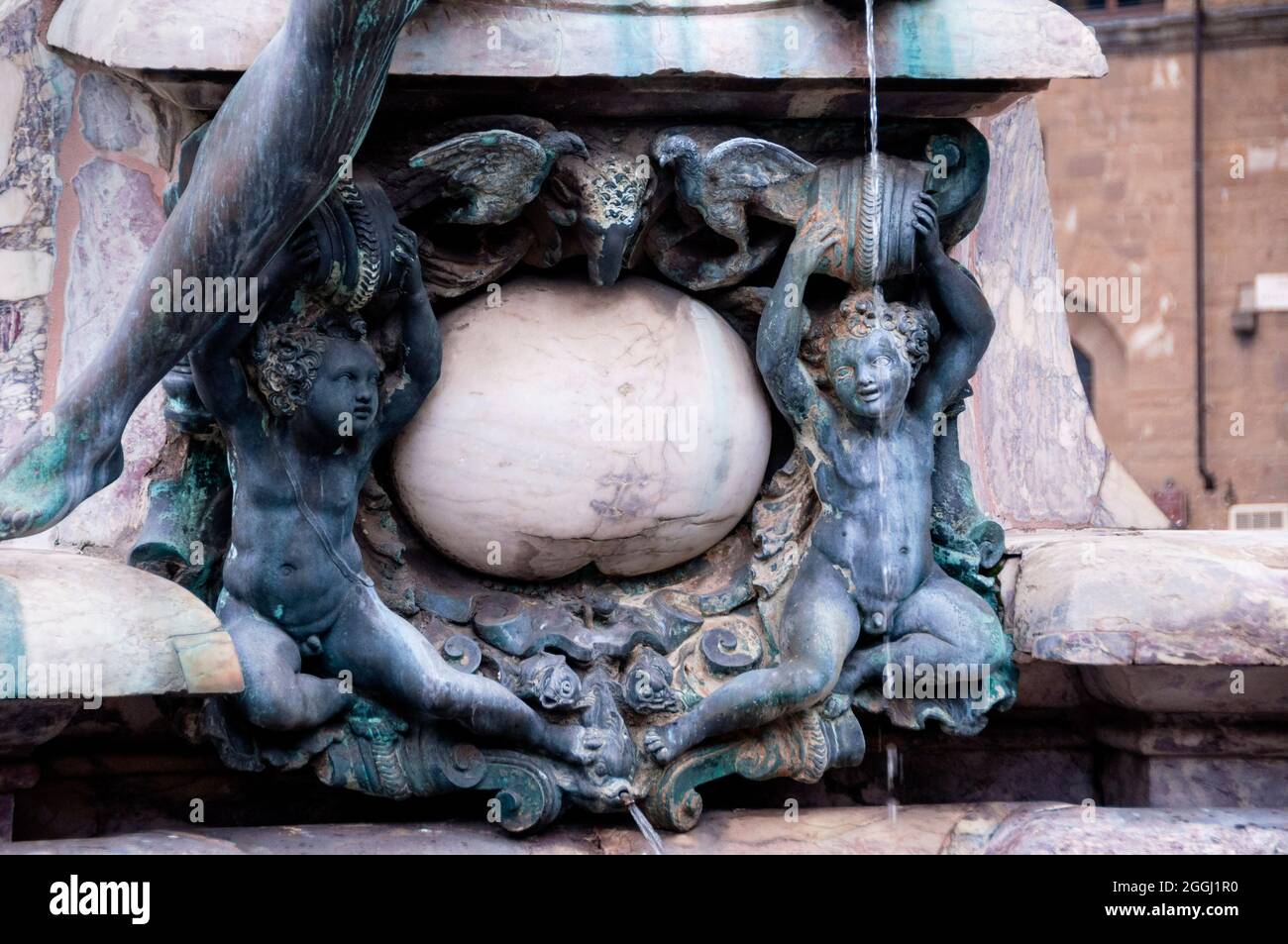 Bronze-Cherubs am Renaissance-Neptun-Brunnen in Florenz, Italien. Stockfoto