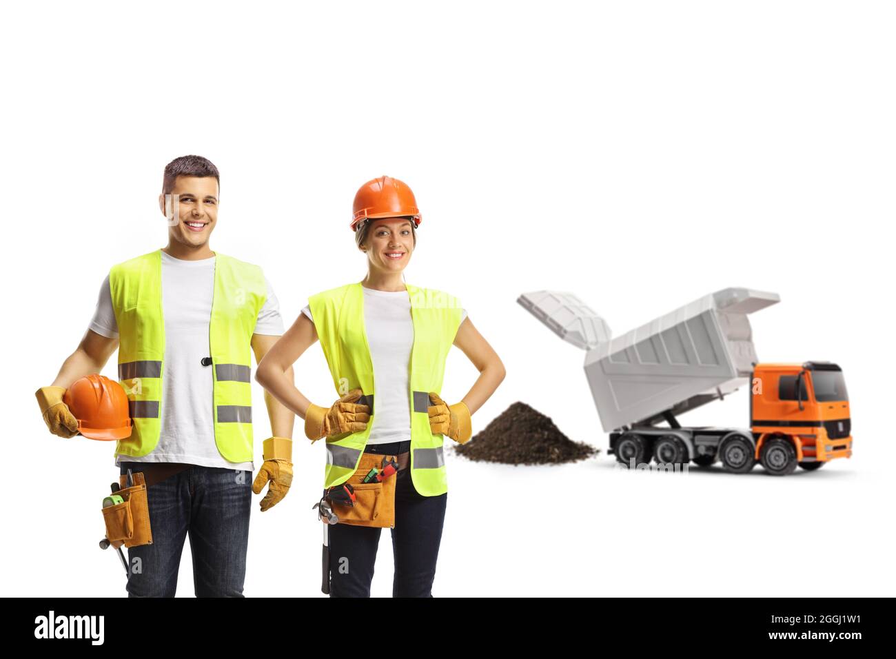 Auf einem Gelände mit einem auf weißem Hintergrund isolierten Muldenkipper tragen Bauarbeiter und -innen Hardhüte Stockfoto