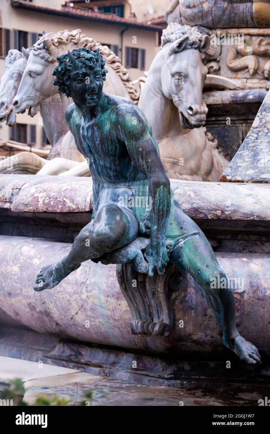 Satyrstatue aus Bronze und Marmorpferde, die Neptuns Wagen am Neptunbrunnen in Florenz, Italien, zeichnen. Stockfoto