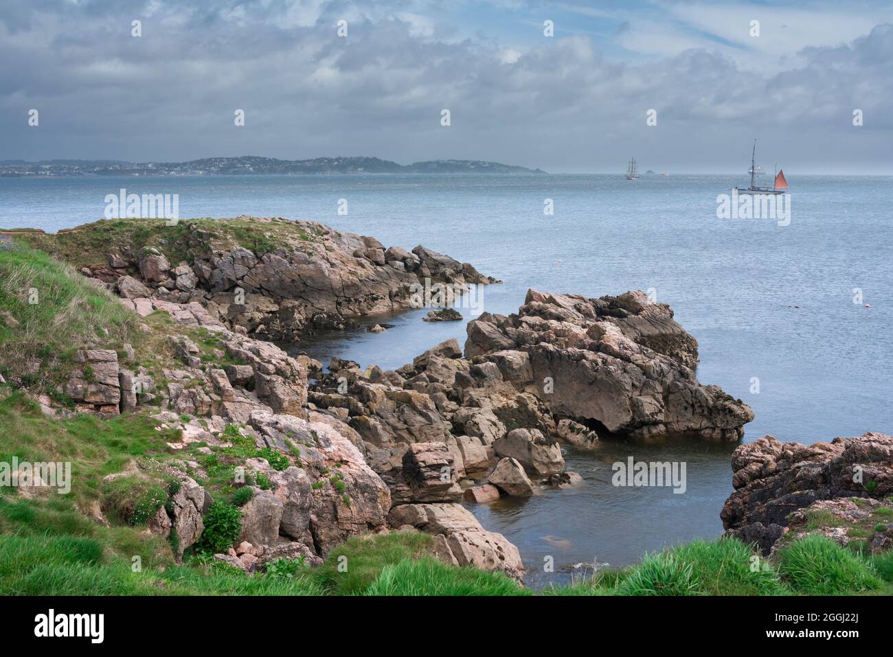 Devon-Küste, Blick auf einen zerklüfteten Küstenabschnitt in der Nähe von Elberry in Torbay, South Devon, England, Großbritannien Stockfoto