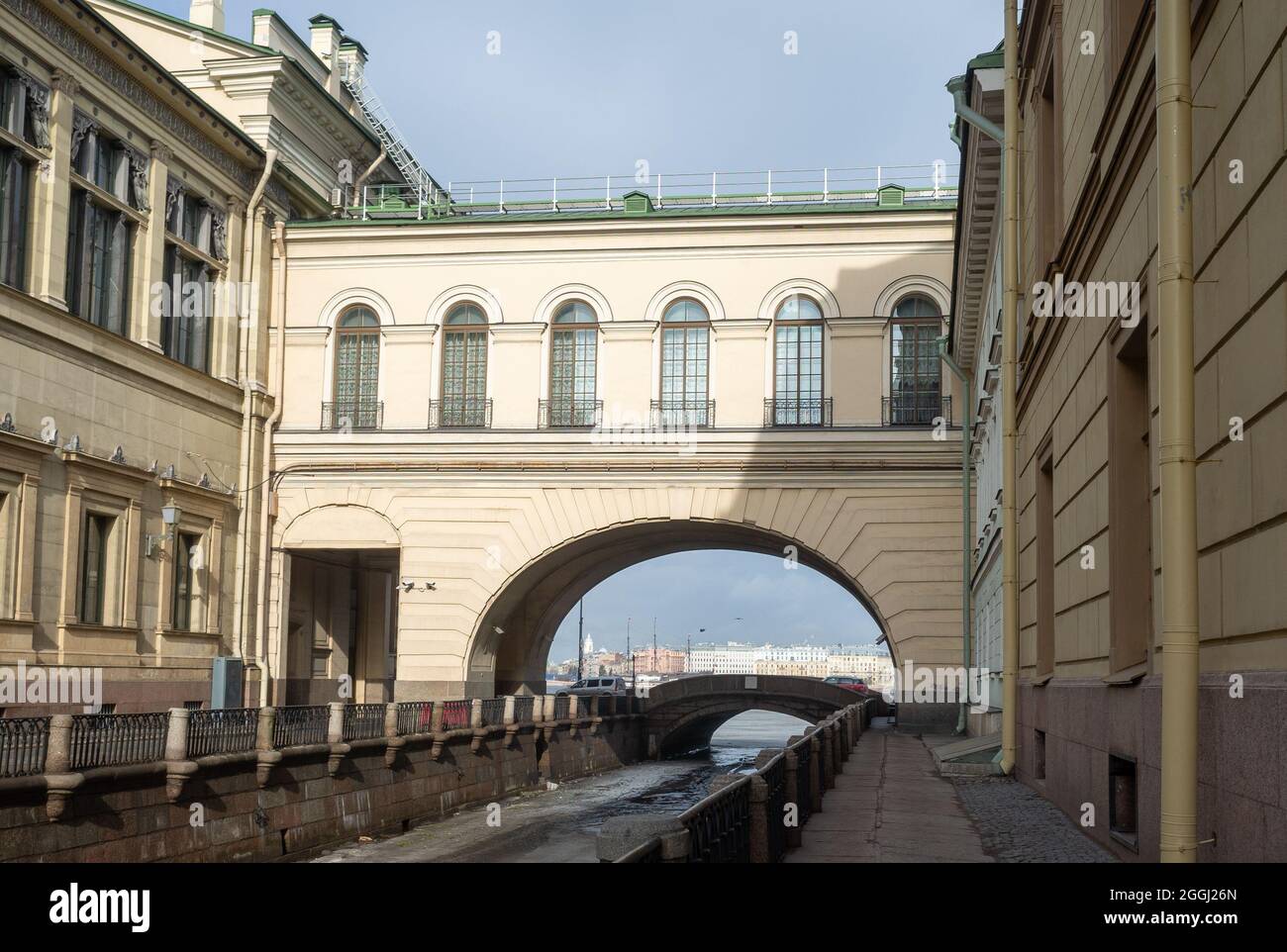 Alte Gebäude am Ufer des Zimnyaya Kanavka Kanals in St. Petersburg. Stockfoto