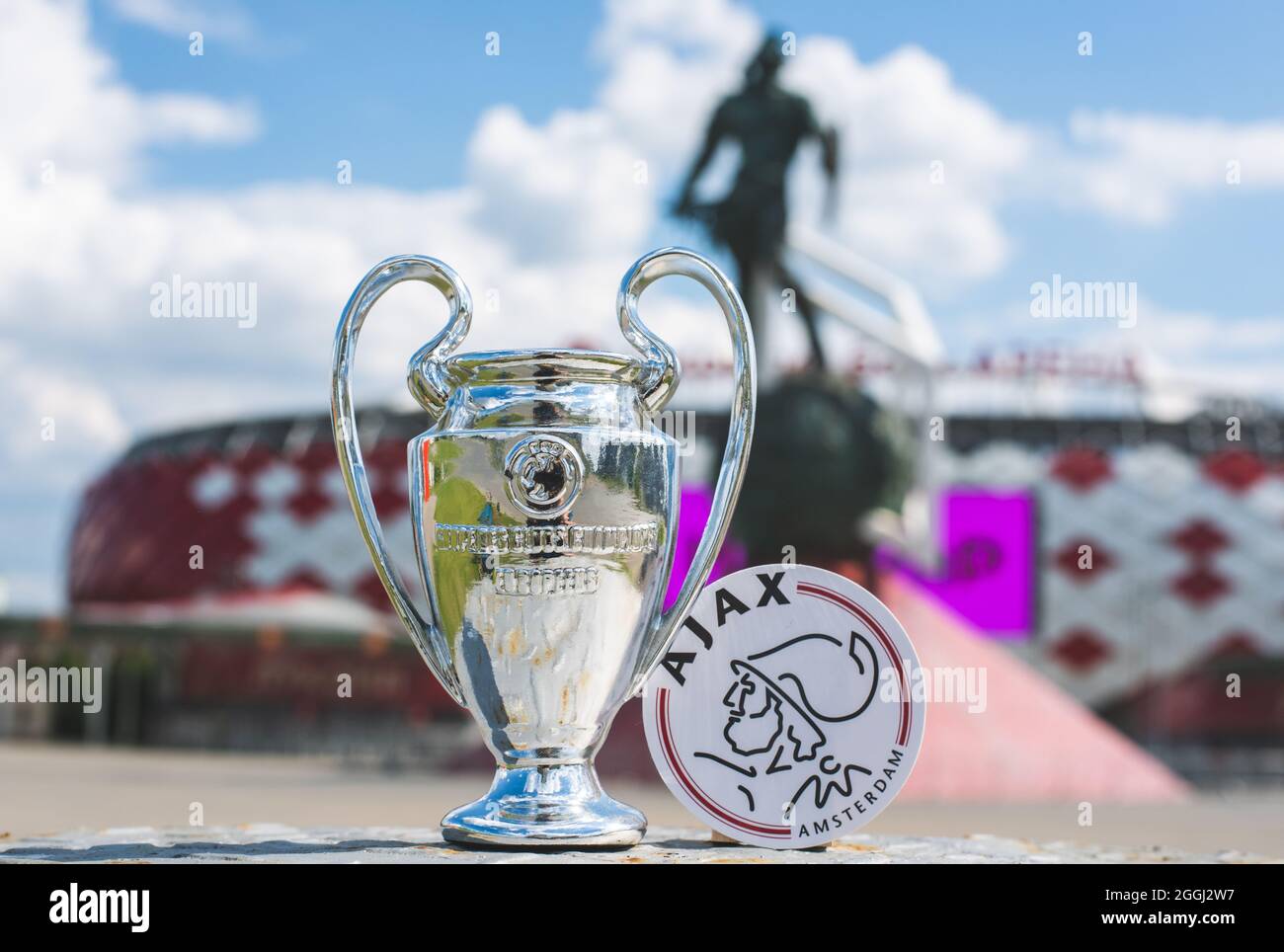 14. Juni 2021 Amsterdam, Niederlande. Das Emblem des AFC Ajax Fußballvereins und des UEFA Champions League Cups vor dem Hintergrund einer modernen Stadt Stockfoto