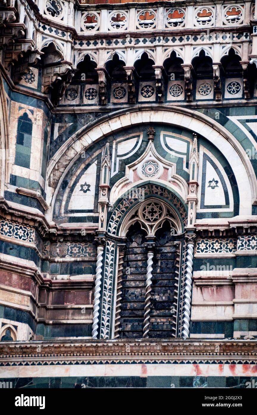 Kathedrale von Florenz verdrehte Säulen, Bögen, Trefolienbögen, Vierfolien und verkrusteten Marmor in Florenz, Italien. Stockfoto