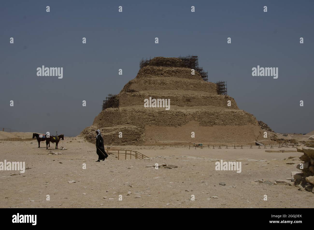 Stufenpyramide - älter als die so besuchten Pyramiden Stockfoto