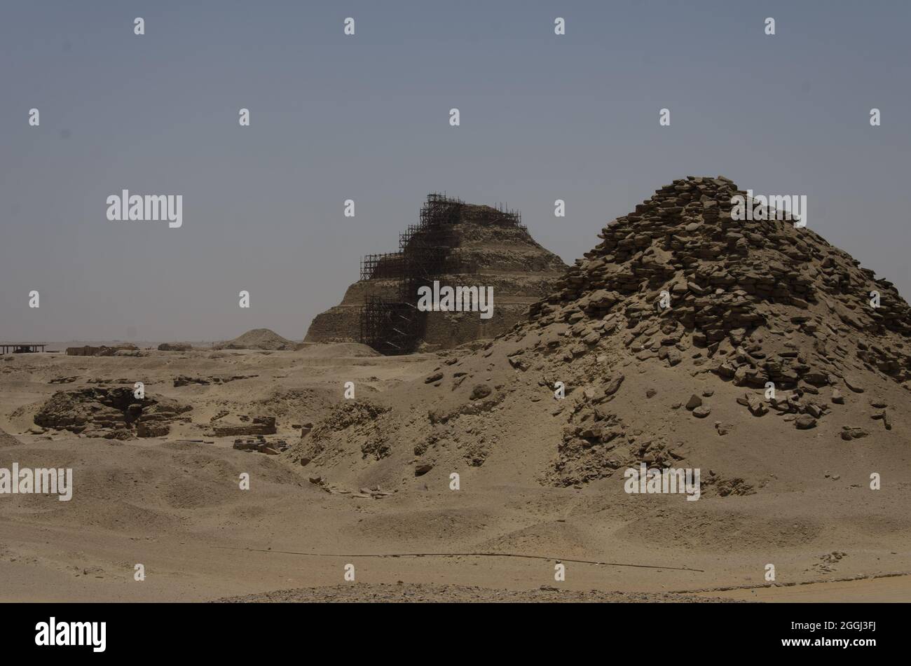 Pyramide von Userkaf mit hinter der Stufenpyramide Stockfoto