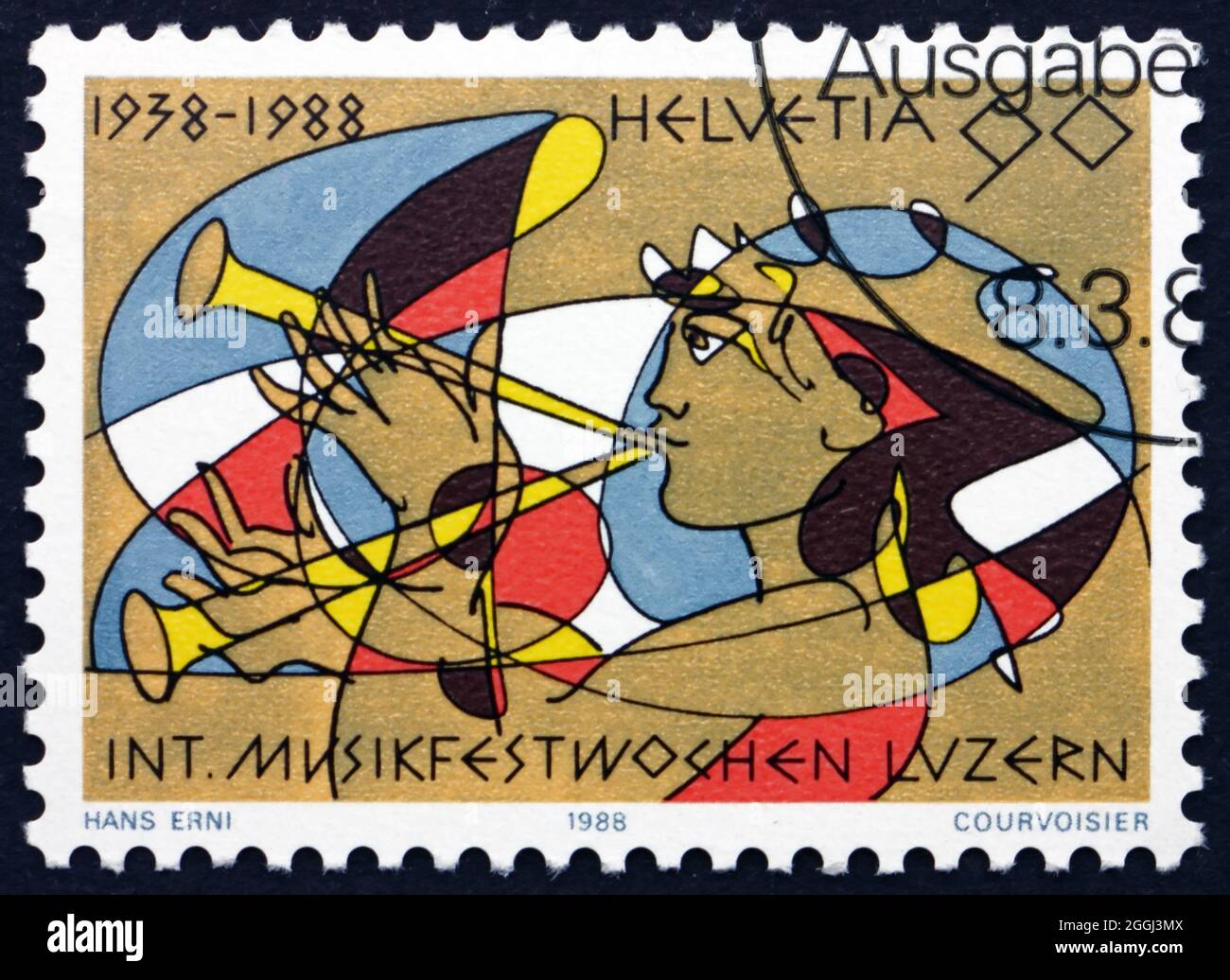 SCHWEIZ - UM 1988: Eine in der Schweiz gedruckte Briefmarke zeigt Girl playing a Shawm, Internationales Musikfestival Luzern, 50. Jahrestag, circa Stockfoto