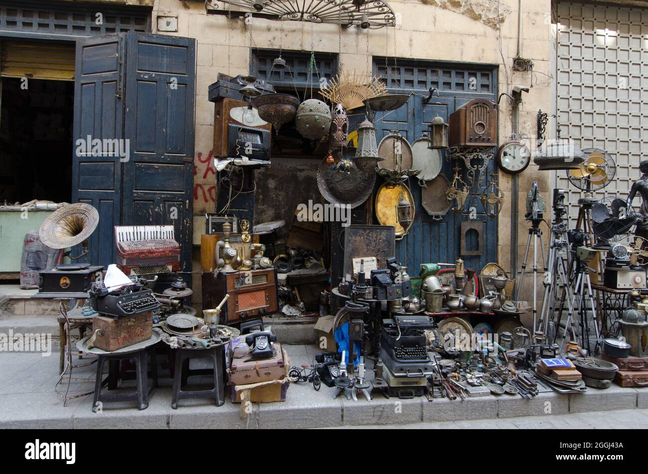 Second Hand Shop, Historische Gebäude der Muizz Street, Kairo Stockfoto