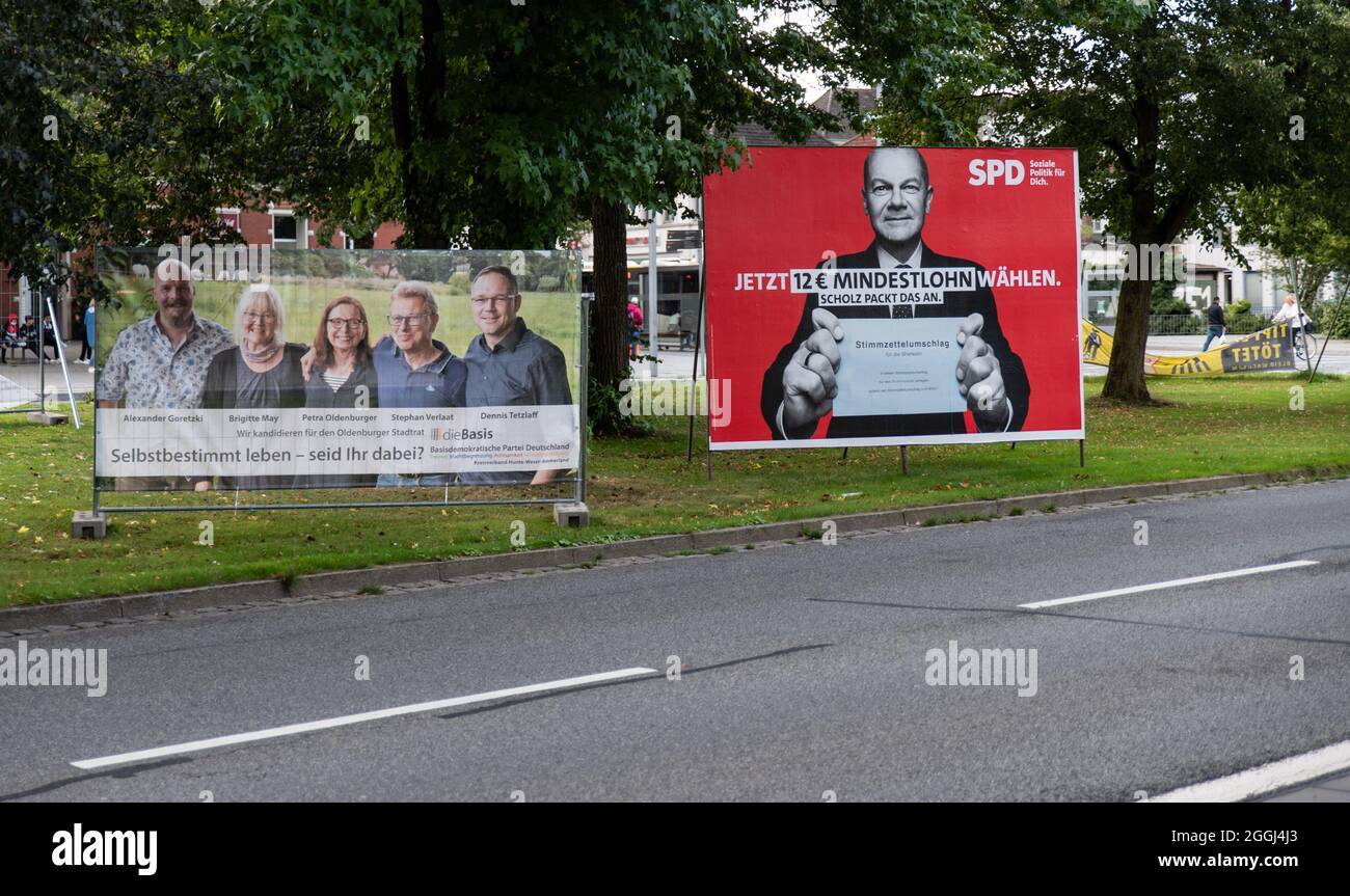 08/27/2021 Wahlposter Für Die Bundestagswahl 2021 In Oldenburg. Im Bildwahlplakat der SPD und die Basis. Stockfoto