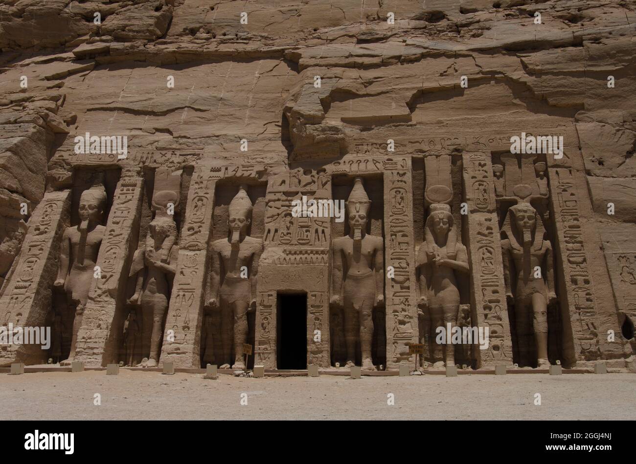 Tempel von Abu Simbel, Assuan - Statuen von Ramses, Nefertari und Kindern Stockfoto