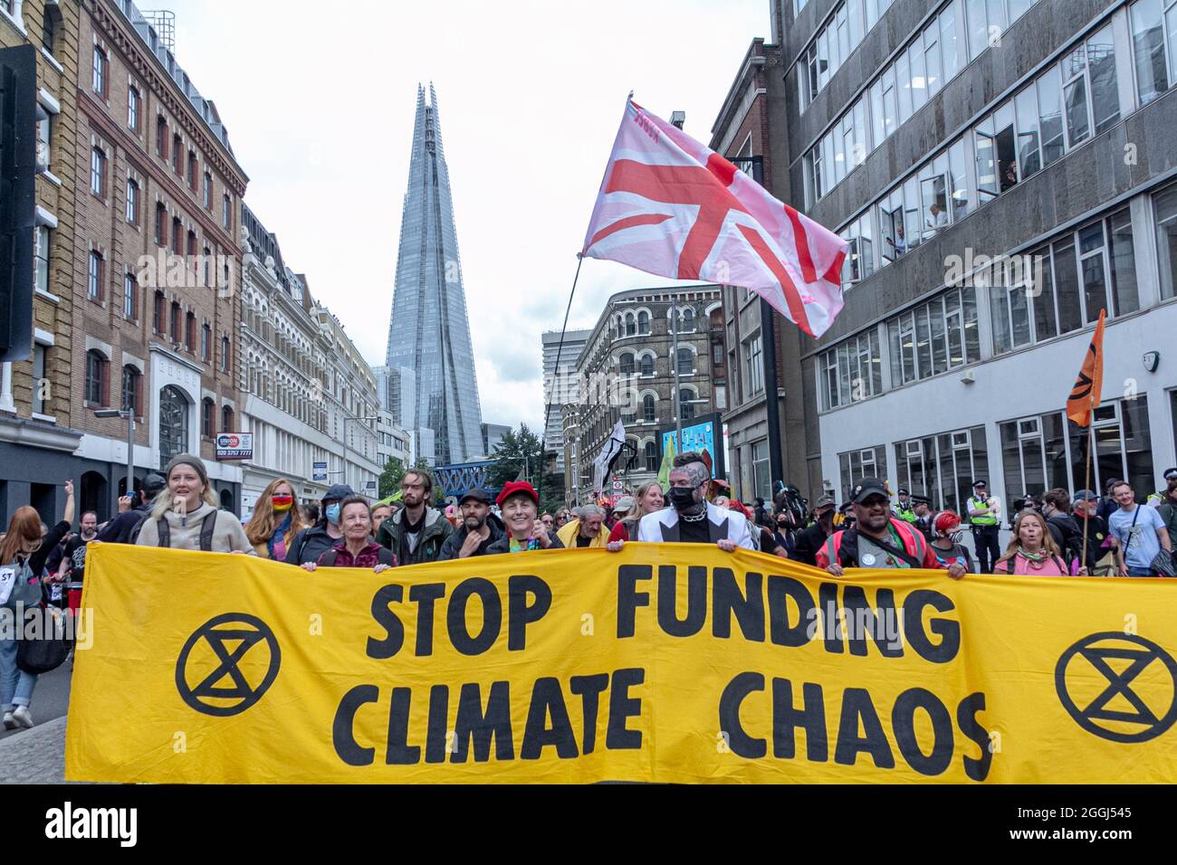 Aktivisten der Extinction Rebellion und ihre angeschlossenen Gruppen begannen letzte Woche zwei Wochen lang in London mit Klimaprotesten, um „die Ursache der Klima- und Umweltkrise anzuvisieren“, und forderten die Regierung auf, alle Investitionen in neue fossile Brennstoffe sofort einzustellen. London, England. Stockfoto