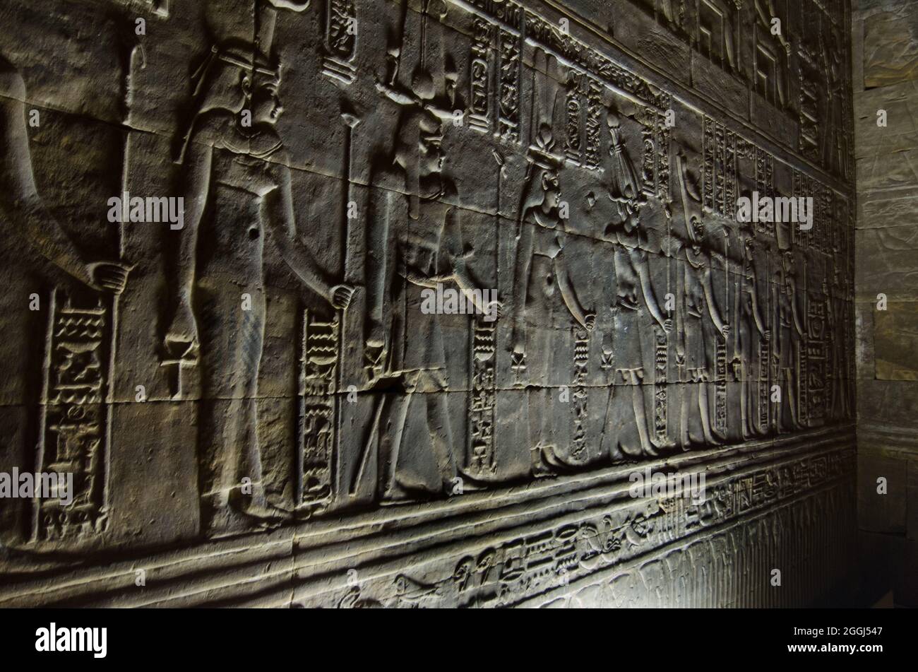Frieze, die Götter zeigt, Tempel des Horus, Assuan Stockfoto